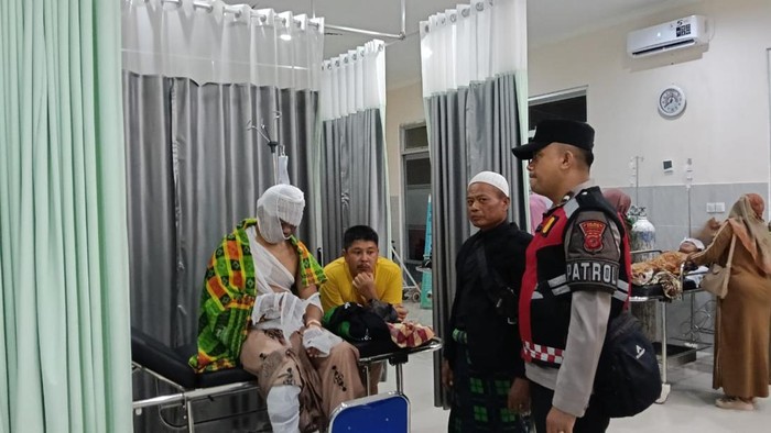 1764392678861-korban-gas-meledak-dibawa-ke-rsud-sindangbarang-1764380769155_169