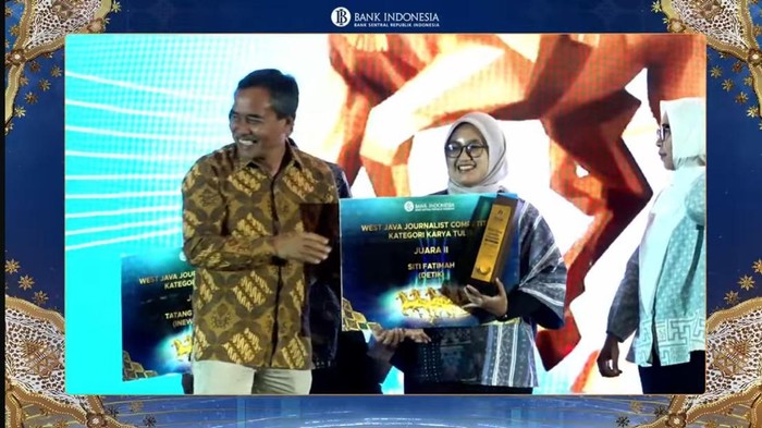 1764414272369-siti-fatimah-jurnalis-detikjabardetikcom-saat-menerima-pengharagaan-di-ajang-wjjc-2025-1764401708915_169