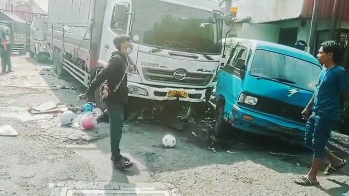 1764414273129-kecelakaan-beruntun-di-lampu-merah-dawuan-cikampek-kabupaten-karawang-1764405391272_169