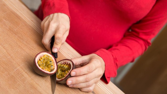 1764414287659-ilustrasi-ibu-hamil-makan-buah-markisa_169