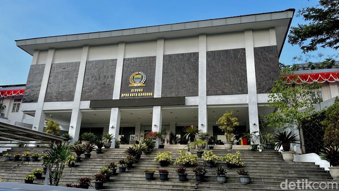 1764414290094-gedung-dprd-kota-bandung_169