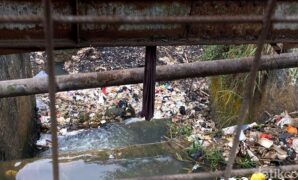 1764500682288-penampakan-sampah-yang-menumpuk-di-salah-satu-aliran-sungai-di-cicalengka-bandung-1764469712714_169