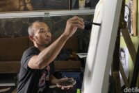 1764500690947-nay-sunarya-pelukis-asal-sukabumi-yang-sulap-kopi-dan-jelaga-asap-jadi-karya-seni-bernilai-tinggi-1764227570906_169