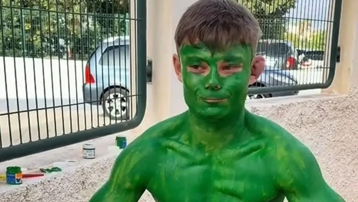 1764522274330-turis-inggris-mengecat-tubuhnya-menirukan-karakter-hulk-1763963297187_169