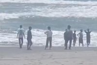 1764522274872-warga-cari-wisatawan-tenggelam-1764510731390_169