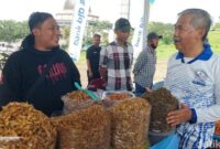 1764522279313-wakil-bupati-bandung-barat-asep-ismail-kaos-putih-saat-sambangi-gerai-umkm-1764510423738_169