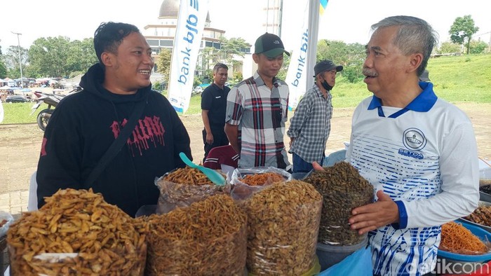 1764522279313-wakil-bupati-bandung-barat-asep-ismail-kaos-putih-saat-sambangi-gerai-umkm-1764510423738_169