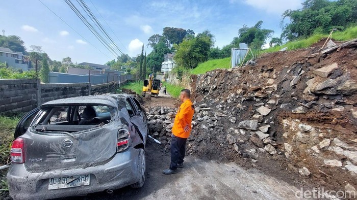 1764565485916-petugas-bpbd-bandung-barat-cek-kondisi-longsor-yang-timpa-mobil-1764561590721_169