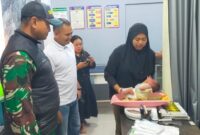 1764608712681-bayi-perempuan-yang-ditemukan-di-lembang-dibawa-ke-bidan-1764575351444_169