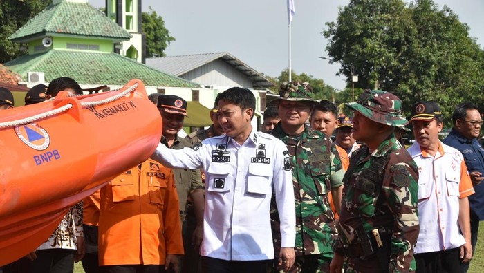 1764608718131-wakil-bupati-cirebon-agus-kurniawan-budiman-pastikan-kesiapan-hadapi-bencana-alam-1764578170731_169