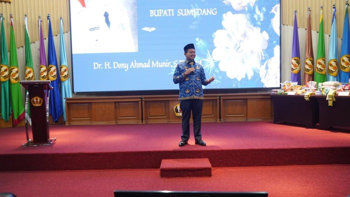 1764608720707-bupati-sumedang-dony-ahmad-munir-saat-hadiri-peringatan-hari-aids-sedunia-tingkat-kabupaten-sumedang-digelar-di-bale-sawala-un-1764591822298_169