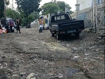 1764630270535-jalan-karet-pasar-baru-barat-tak-kunjung-diaspal-1764549503911_43