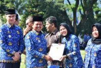 1764630275514-bupati-sumedang-dony-ahmad-munir-saat-menyerahkan-sk-kepada-pppk-paruh-waktu-1764585718140_169