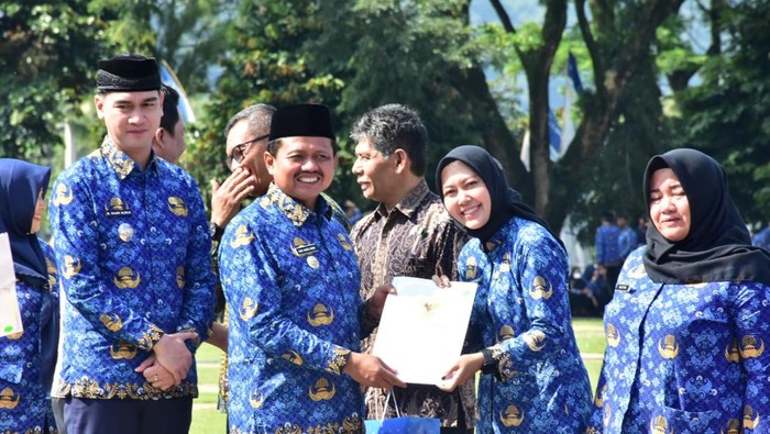 1764630275514-bupati-sumedang-dony-ahmad-munir-saat-menyerahkan-sk-kepada-pppk-paruh-waktu-1764585718140_169