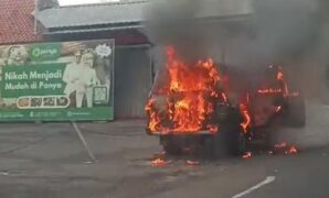 1764651877621-minibus-bermuatan-jeriken-berisi-bbm-terbakar-di-cianjur-1764649196266_169
