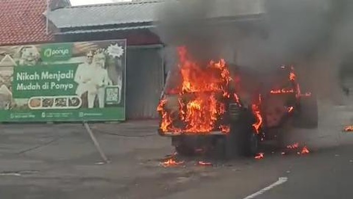 1764651877621-minibus-bermuatan-jeriken-berisi-bbm-terbakar-di-cianjur-1764649196266_169