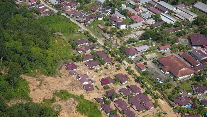 1764673468391-kapolri-jenderal-listyo-sigit-prabowo-melakukan-patroli-udara-meninjau-area-yang-terdampak-banjir-di-tapanuli-tengah-sumatera--1764567183734_169