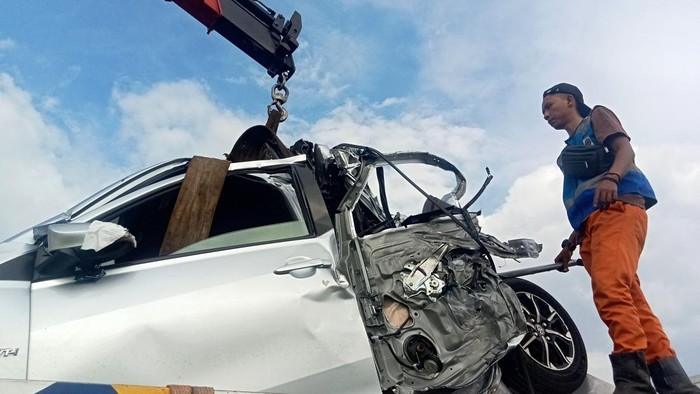 1764673482231-petugas-mengevakuasi-kendaraan-yang-terlibat-kecelakaan-beruntun-di-jalan-tol-cipularang-1764668703263_169