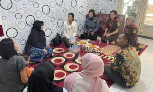 1764673485309-kejari-cimahi-saat-mendatangi-kediaman-3-bocah-yang-tak-beridentitas-1764668145861_169