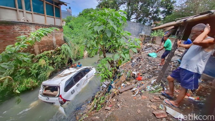 1764673486755-mobil-hanyut-di-kabupaten-bandung-1764665532247_169