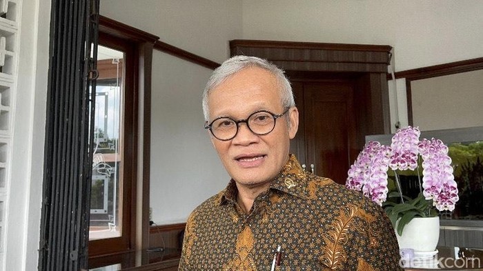 1764695087052-wakil-ketua-komisi-ii-dpr-ri-aria-bima-di-kota-sukabum-1764682232410_169