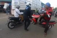 1764738295654-tangkapan-layar-video-viral-polisi-angkat-ban-pemotor-yang-lawan-arah-dok-istimewa-1764564909194_169