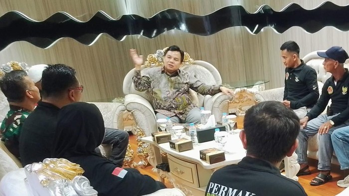 1764781515955-ketua-dprd-kota-bogor-adityawarman-adil-saat-menerima-kunjungan-pengurus-perantau-minang-badunsanak-permak-kota-bogor-1764778487196_169