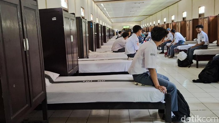 1764781517737-siswa-sma-peserta-pendidikan-karakter-di-barak-dodik-bela-negara-rindam-iiisiliwangi-1746430532969_169