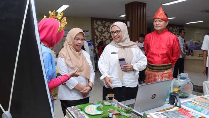 1764781523017-sekretaris-daerah-kota-cimahi-maria-fitriana-didampingi-kepala-dinas-pangan-dan-pertanian-dispangtan-kota-cimahi-tita-maryam-s-1764773818125_169