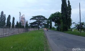 1764781525997-jalan-depan-kilang-balongan-1764731480218_169