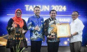 1764781528675-bupati-sumedang-dony-ahmad-munir-tengah-saat-menerima-penghargaan-paritrana-awards-1764764050315_169