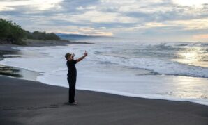 1764803095200-sensasi-kemah-di-pantai-selatan-jawa-barat-2_169