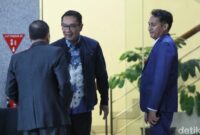 1764824709974-usai-diperiksa-6-jam-ridwan-kamil-keluar-gedung-kpk-dengan-senyum-lega-1764677313194_169