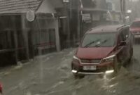 1764932671050-jalan-selabintana-sukabumi-banjir-1764931527386_169