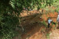 1764932672060-warga-dan-petugas-membuat-jalur-darurat-di-cililin-kbb-1764931232014_169