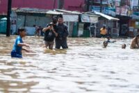 1764932672632-dayeuhkolot-bandung-terendam-banjir-hingga-150-cm-1764918589980_169