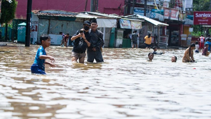 1764932672632-dayeuhkolot-bandung-terendam-banjir-hingga-150-cm-1764918589980_169