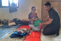 1764932674435-wakil-bupati-bandung-ali-syakieb-saat-memberikan-bantuan-kepada-warga-terdampak-banjir-di-pengungsian-shelter-desa-dayeuhkolot-1764929100623_169