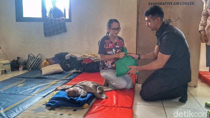 1764932674435-wakil-bupati-bandung-ali-syakieb-saat-memberikan-bantuan-kepada-warga-terdampak-banjir-di-pengungsian-shelter-desa-dayeuhkolot-1764929100623_169
