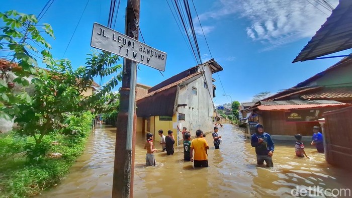 1764932675963-permukiman-warga-yang-terendam-banjir-di-kampung-leuwi-bandung-desa-citeureup-kecamatan-dayeuhkolot-kabupaten-bandung-jumat-51-1764920559287_169