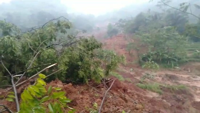 1764954272238-bencana-longsor-terjadi-di-kampung-condong-desa-wargaluyu-kecamatan-arjasari-kabupaten-bandung-jumat-5122025-1764943102490_169