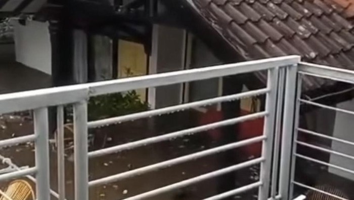 1764954273387-banjir-hampir-menyentuh-atap-rumah-warga-1764941408098_169