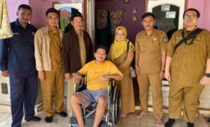 1764975876390-penyaluran-bantuan-kursi-roda-oleh-dinsos-indramayu-1764929728040_169