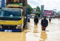 1764997473023-dayeuhkolot-bandung-terendam-banjir-hingga-150-cm-1764918590104_169