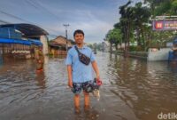 1764997495743-perjuangan-aris-terjang-banjir-demi-bisa-kerja-di-dayeuhkolot-bandung-1764983998055_169
