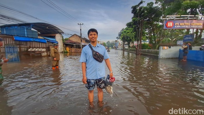 1764997495743-perjuangan-aris-terjang-banjir-demi-bisa-kerja-di-dayeuhkolot-bandung-1764983998055_169