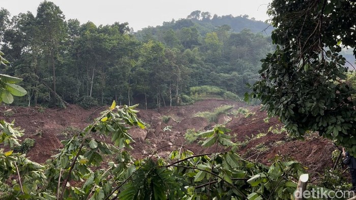 1765019077997-kondisi-bencana-longsor-kampung-condong-desa-wargaluyu-kecamatan-arjasari-1765013252499_169