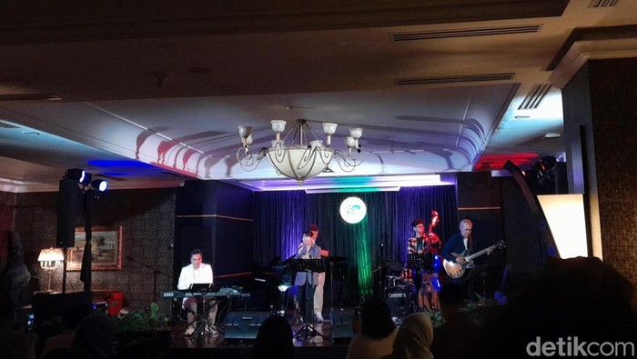 1765019082061-tp-jazz-universe-saat-menggelar-konser-amal-untuk-sumatera-di-bandung-1764987615907_169