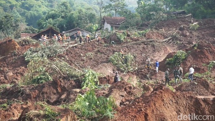 1765019084372-longsor-di-arjasari-bandung-1765001700290_169