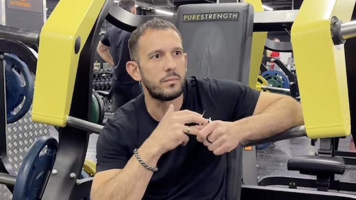 1765040692011-dmitry-pria-yang-makan-10000-kalori-sehari-dan-berakhir-tewas-1764476106755_169